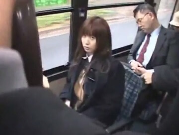 バスの車内で凌辱をうける女子校生が痴漢の指に耐え切れずメス堕ち