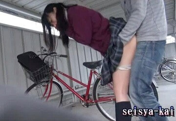 自転車置き場でパンチラ撮影中にガチハメされる女子校生