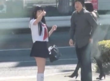 道を尋ねる男がレ〇プ犯とは知らず道案内をしてあげる女子校生が車に連れ込まれ…